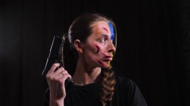 Ukrayna bayrağının makyajlı kızı.