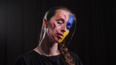 Ukrayna bayrağının makyajlı kızı.