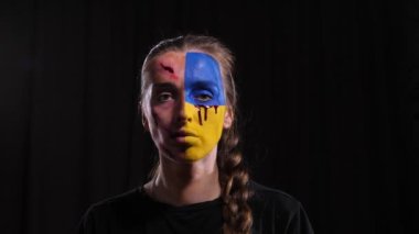 Ukrayna bayrağının makyajlı kızı.