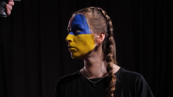 Dziewczyna w makijażu flagi Ukrainy — Wideo stockowe