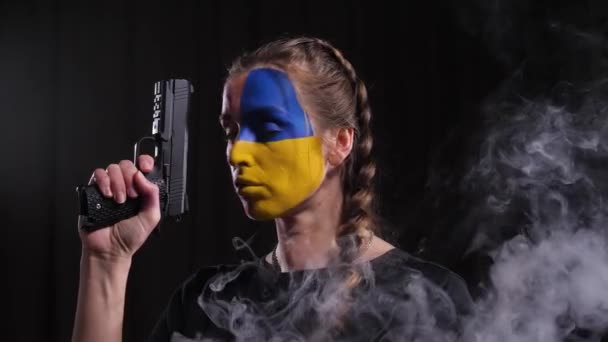 Девушка в составе флага Украины — стоковое видео