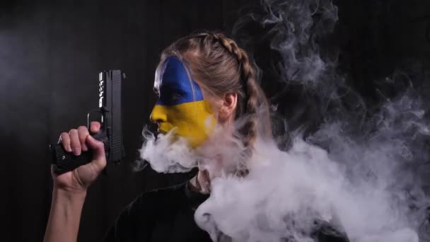 Fille dans la composition du drapeau de l'Ukraine — Video