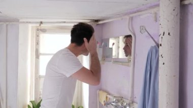 Eski tuvaletteki adam.