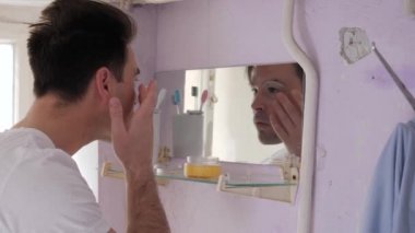 Eski tuvaletteki adam.