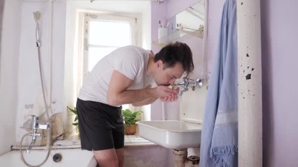 Man in old bathroom — стоковое видео