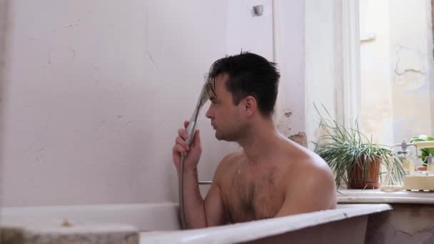 Man in old bathroom — Stok video