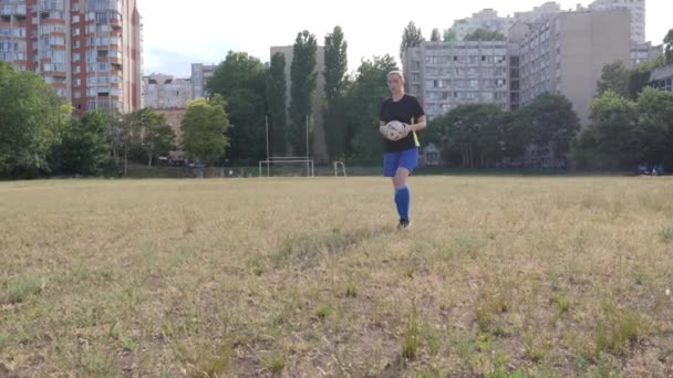 Ragazza Calciatrice Mette Palla Calcio Libero Nello Stile Cristiano Ronaldo — Video Stock