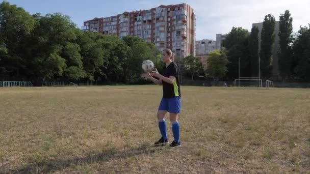 Menina Joga Bola Com Mãos Bate Bola Primeiro Com Joelho — Vídeo de Stock