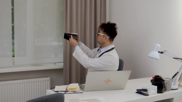 Doktor Röntgene Bakar Verileri Bilgisayara Yazar — Stok video