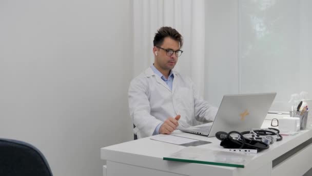 Doktor Meslektaşlarıyla Bilgisayar Video Bağlantısıyla Iletişim Kuruyor Onlara Karmaşık Bir — Stok video