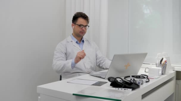 Doktor Bilgisayarla Video Bağlantısıyla Arkadaşlarıyla Iletişim Kuruyor Doktorlar Onlara Röntgen — Stok video