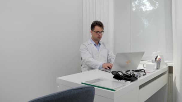 Beyaz Bir Ofiste Bilgisayar Başında Çalışan Bir Doktor — Stok video