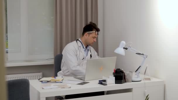 Masadaki Gözlüklere Bakan Bir Doktoru Gözetliyoruz — Stok video