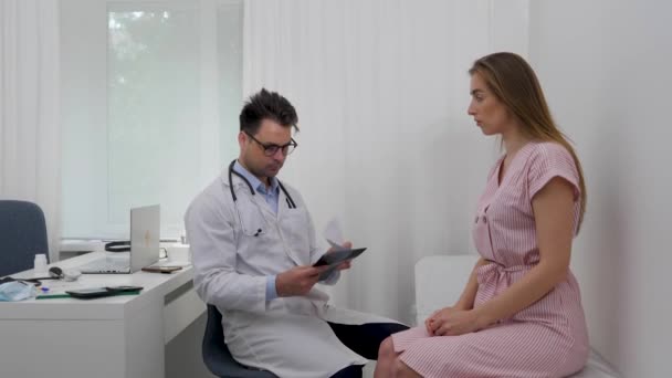 Lekarz Informuje Pacjenta Leczenie Nie Przyniosło Pożądanego Rezultatu Którego Dziewczyna — Wideo stockowe