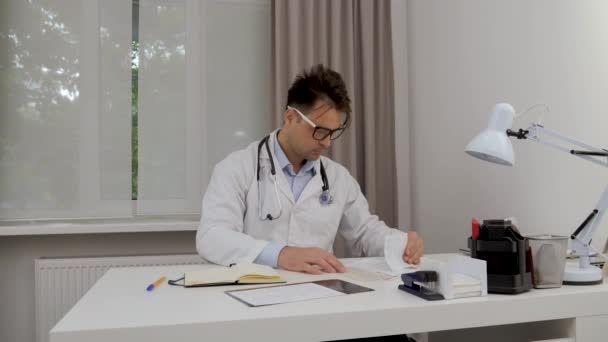 Doctor Reads Tests Looks Ray His Office — ストック動画