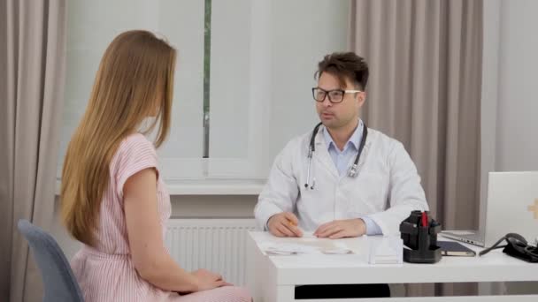 Doctor Smiling Prescribes Patient What Medicine She Needs Take — Video
