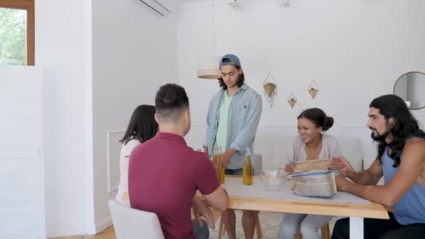 Guy Surrounded Friends Opens Bottle Beer — Vídeo de Stock