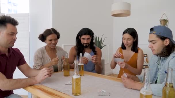 Group Friends Playing Cards Drinking Beer — Vídeo de stock