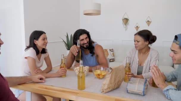 Man Telling Story His Friends Table — Stock videók