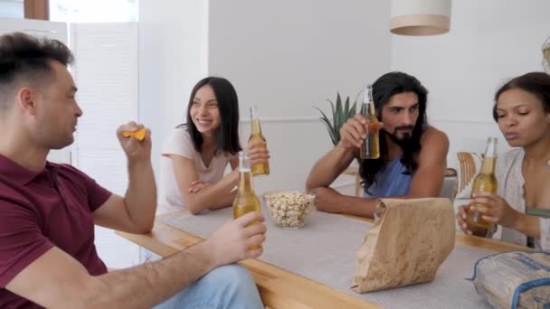 Group Friends Guys Girls Sit Table Chatting Drinking Beer Eating – Stock-video