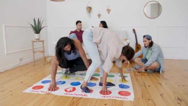 Guy Long Hair Plays Twister Dark Skinned Girlfriend Company Friends — Vídeos de Stock