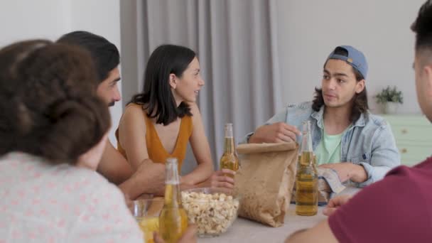 Group Friends Sits Table Guy Long Hair Tells Rest Story — Vídeo de Stock