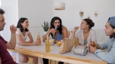 Adam arkadaşlarıyla masada otururken komik bir hikaye anlatıyor.