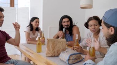 Adam arkadaşlarıyla masada otururken komik bir hikaye anlatıyor.