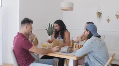 Adam arkadaşlarıyla masada otururken komik bir hikaye anlatıyor.