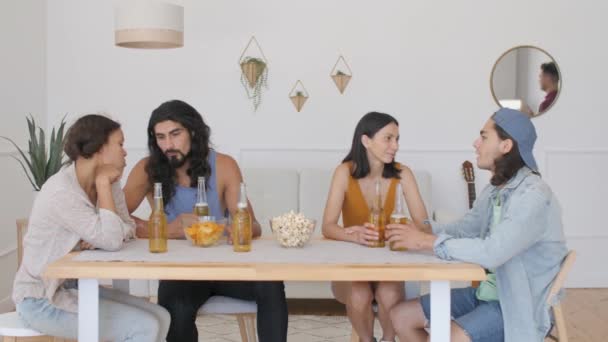 Cara Com Sorriso Entra Companhia Amigos Sentados Mesa — Vídeo de Stock