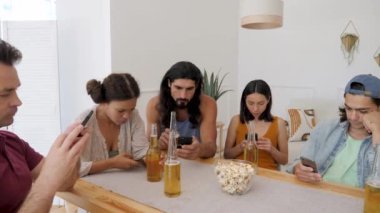 Masadaki şirket telefonlarına bakıyor. Evde yan yana oturuyorlar.