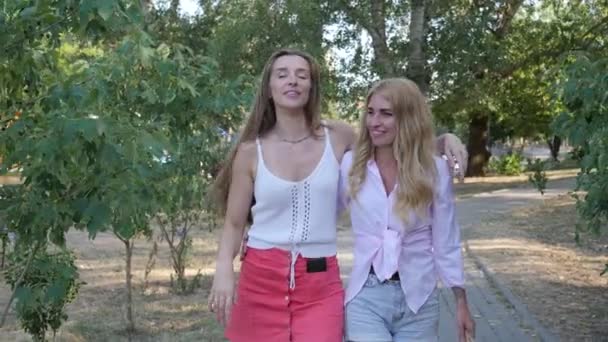 Две Девушки Танцуют Обнимаются Прогуливаясь Парку — стоковое видео