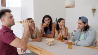 Adam telefona bakar ve kıza anlatır. Etrafı arkadaşlarla çevrilidir. İlginç bir hikayedir.