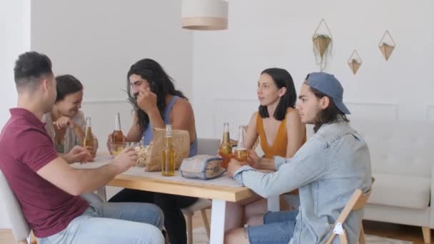 Group Friends Sitting Table Talking Suddenly One Guys Exclaims Sharply — Vídeo de Stock