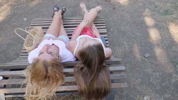 Kız Arkadaşlarının Portresi Banklarda Oturur Kameraya Bakar Barış Işareti Gösterir — Stok video