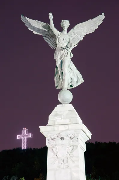 Mont-Royal Cross and Angel Statue — Stock Photo, Image