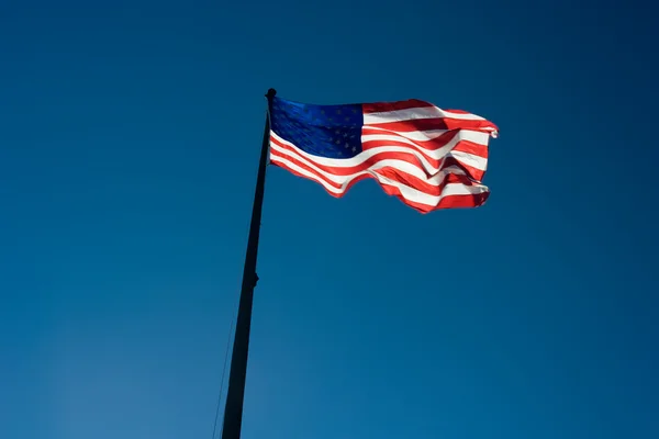 ธงสหรัฐอเมริกากับท้องฟ้าสีฟ้า — ภาพถ่ายสต็อก