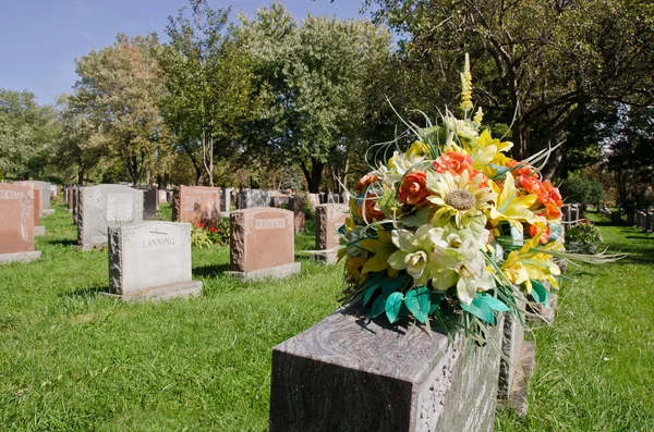 Pietre tombali in un cimitero americano — Foto Stock