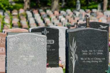bir mezarlığı içinde birçok mezar taşı