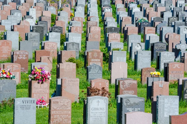 Viele Grabsteine auf einem Friedhof — Stockfoto