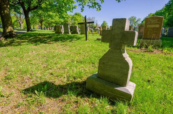 Vecchia lapide a croce in un cimitero — Foto Stock