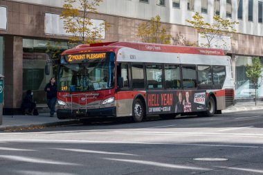 Calgary, Alberta, Kanada - 27 Eylül 2021: Calgary otobüs durağında bekliyor