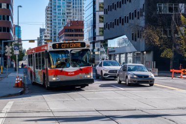 Calgary, Alberta, Kanada - 27 Eylül 2021: Calgary transit otobüsü ışıkta bekliyor