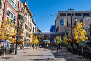 Calgary, Alberta, Kanada - 27 Eylül 2021: insanlar 8. Cadde yaya yolunda yürüyor