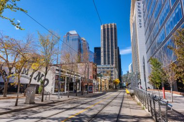 Calgary, Alberta, Kanada - 27 Eylül 2021: Sonbahar sezonunda Calgary silueti