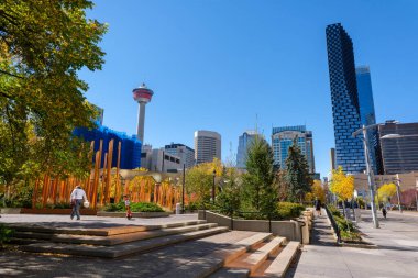 Calgary, Alberta, Kanada - 27 Eylül 2021: Calgary Tower ve Telus Sky kulesi ile sonbahar sezonunda Calgary Skyline