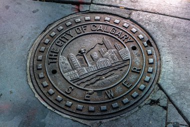 Calgary, Alberta, Kanada - 27 Eylül 2021: Tüm Calgary manzaraları rögar kapağında