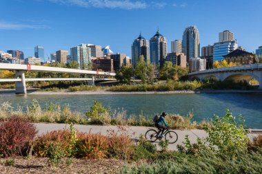 Calgary, Alberta, Kanada - 27 Eylül 2021: Sonbahar sezonunda Calgary Skyline ve Bow River
