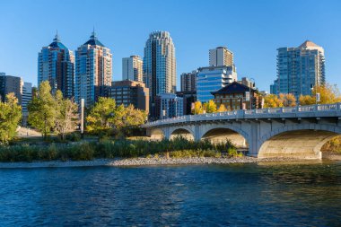 Calgary, Alberta, Kanada - 27 Eylül 2021: Sonbahar sezonunda Calgary Skyline ve Bow River