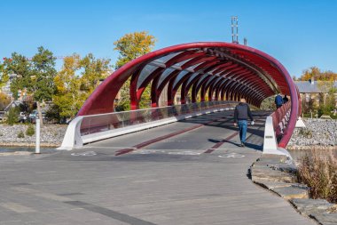 Calgary, Alberta, Kanada - 27 Eylül 2021: Sonbahar sezonunda Santiago Calatrava tarafından tasarlanan Barış Köprüsü manzarası